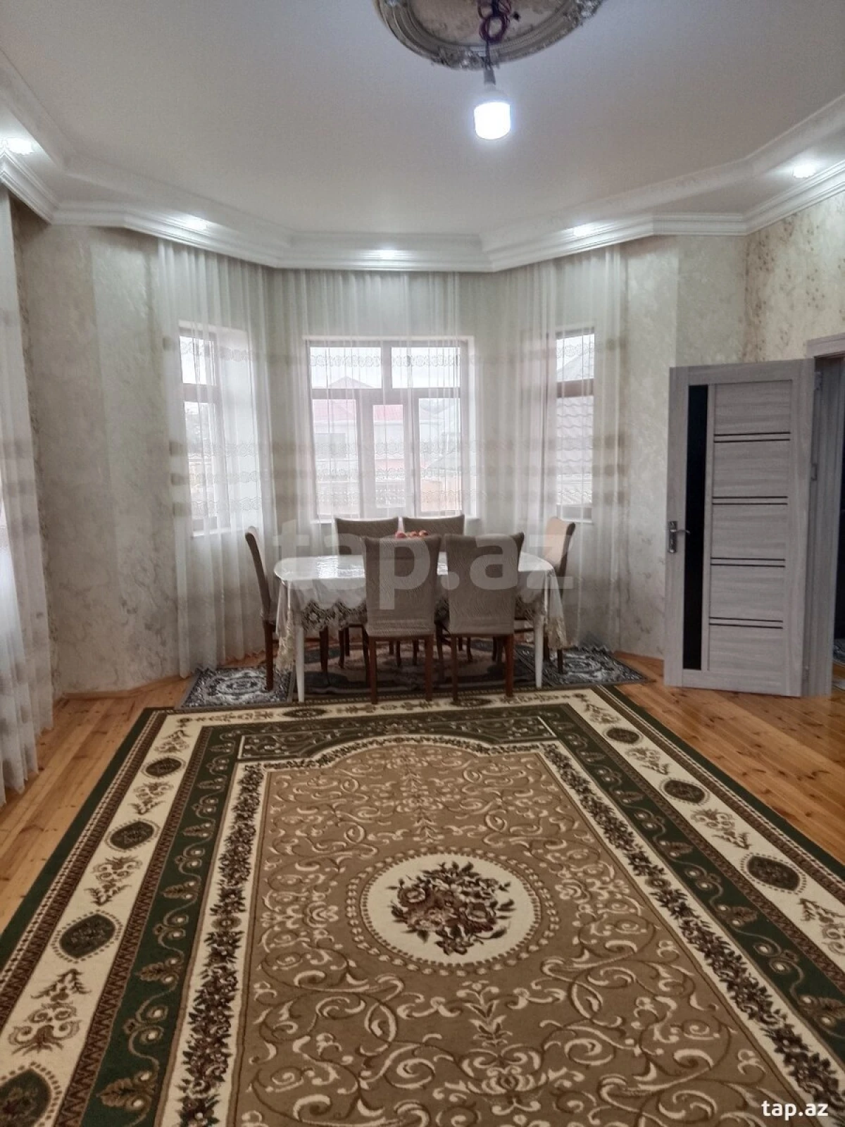Satılır 11 otaqlı həyət evi