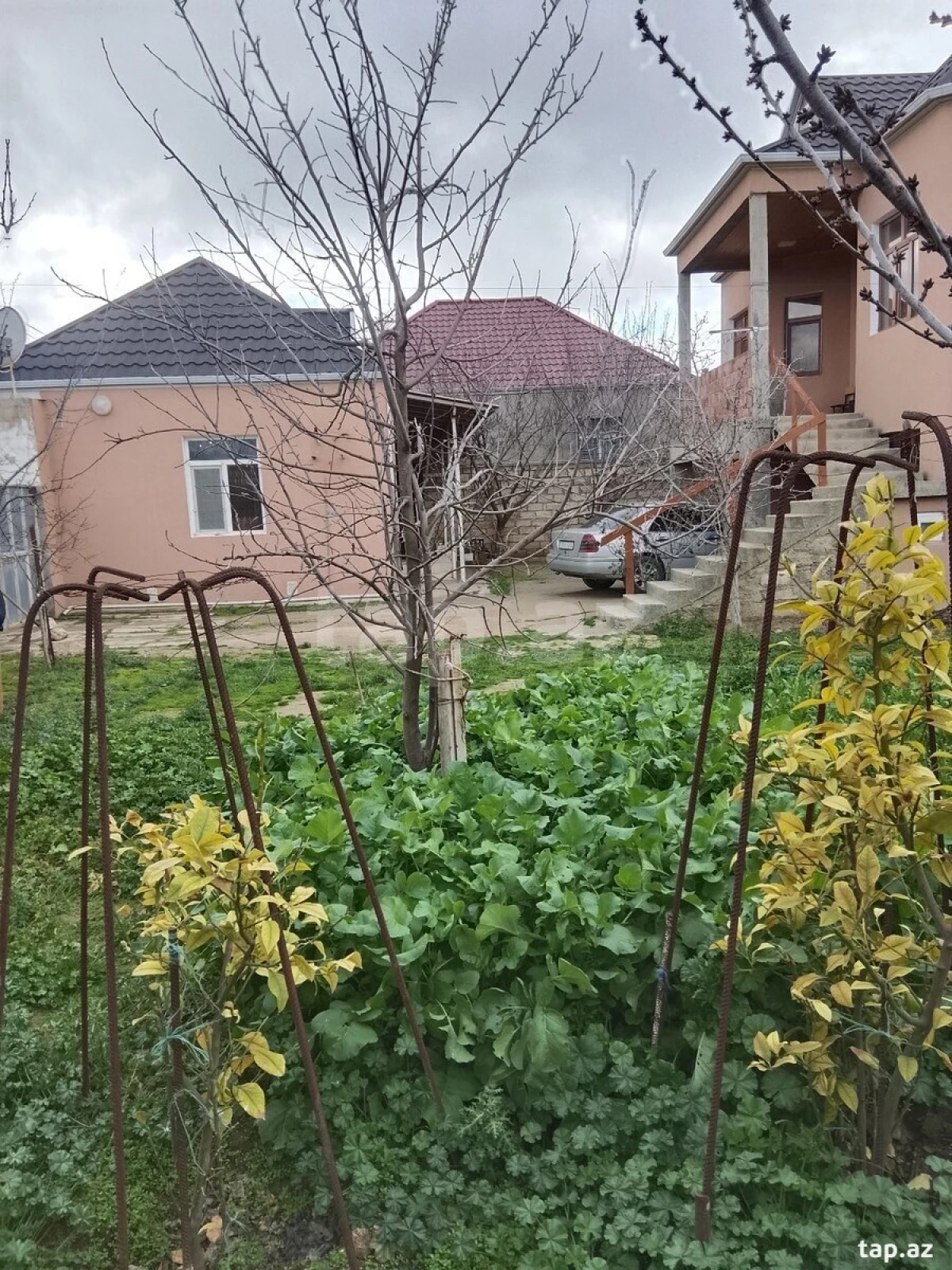 Satılır 11 otaqlı həyət evi
