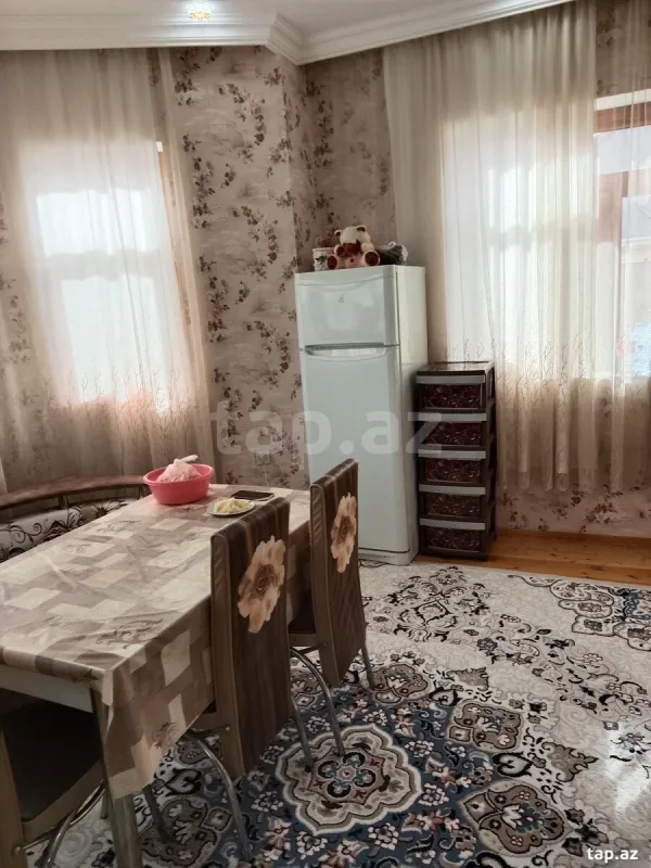 Satılır 11 otaqlı həyət evi