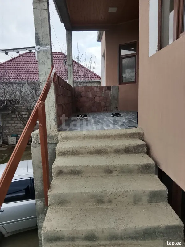 Satılır 11 otaqlı həyət evi