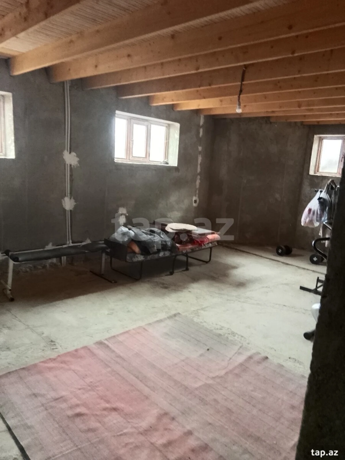 Satılır 11 otaqlı həyət evi