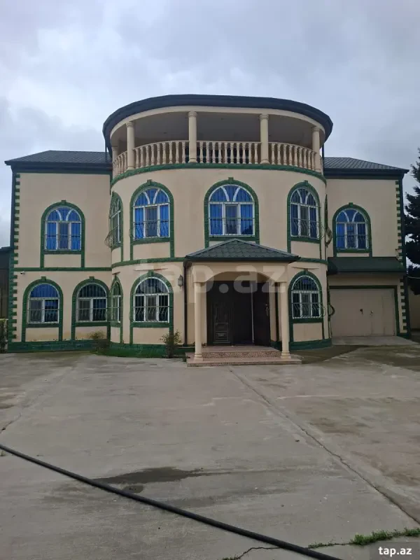 Satılır 7 otaqlı həyət evi 400 m²