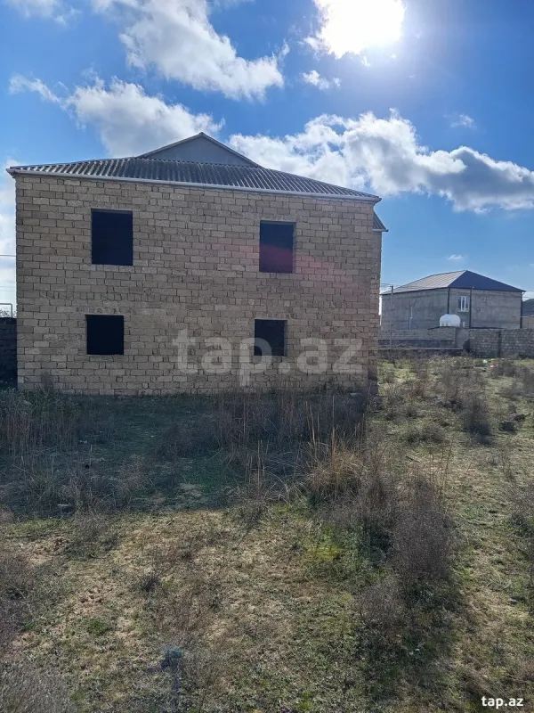 Satılır 5 otaqlı həyət evi 240 m²