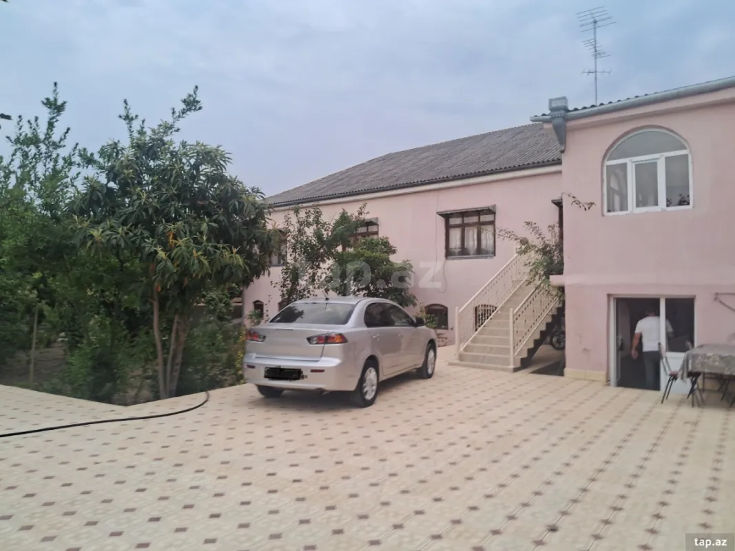 Satılır 5 otaqlı həyət evi