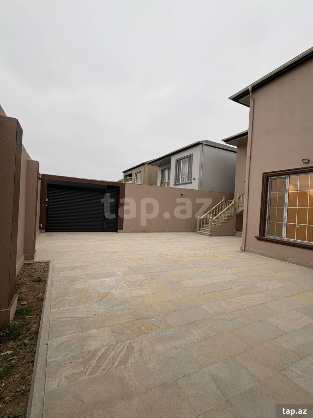 Satılır 8 otaqlı həyət evi