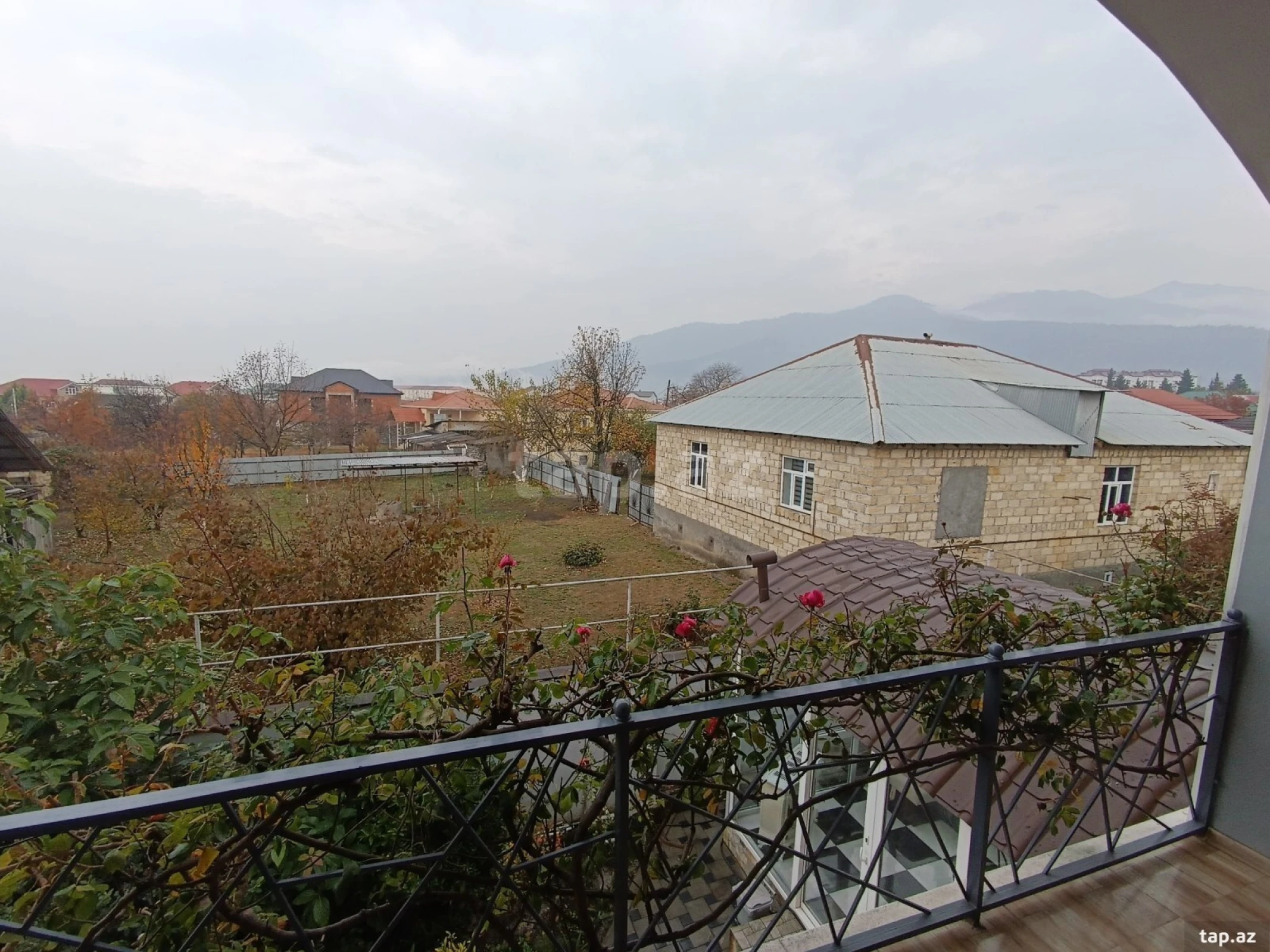 Satılır 6 otaqlı həyət evi