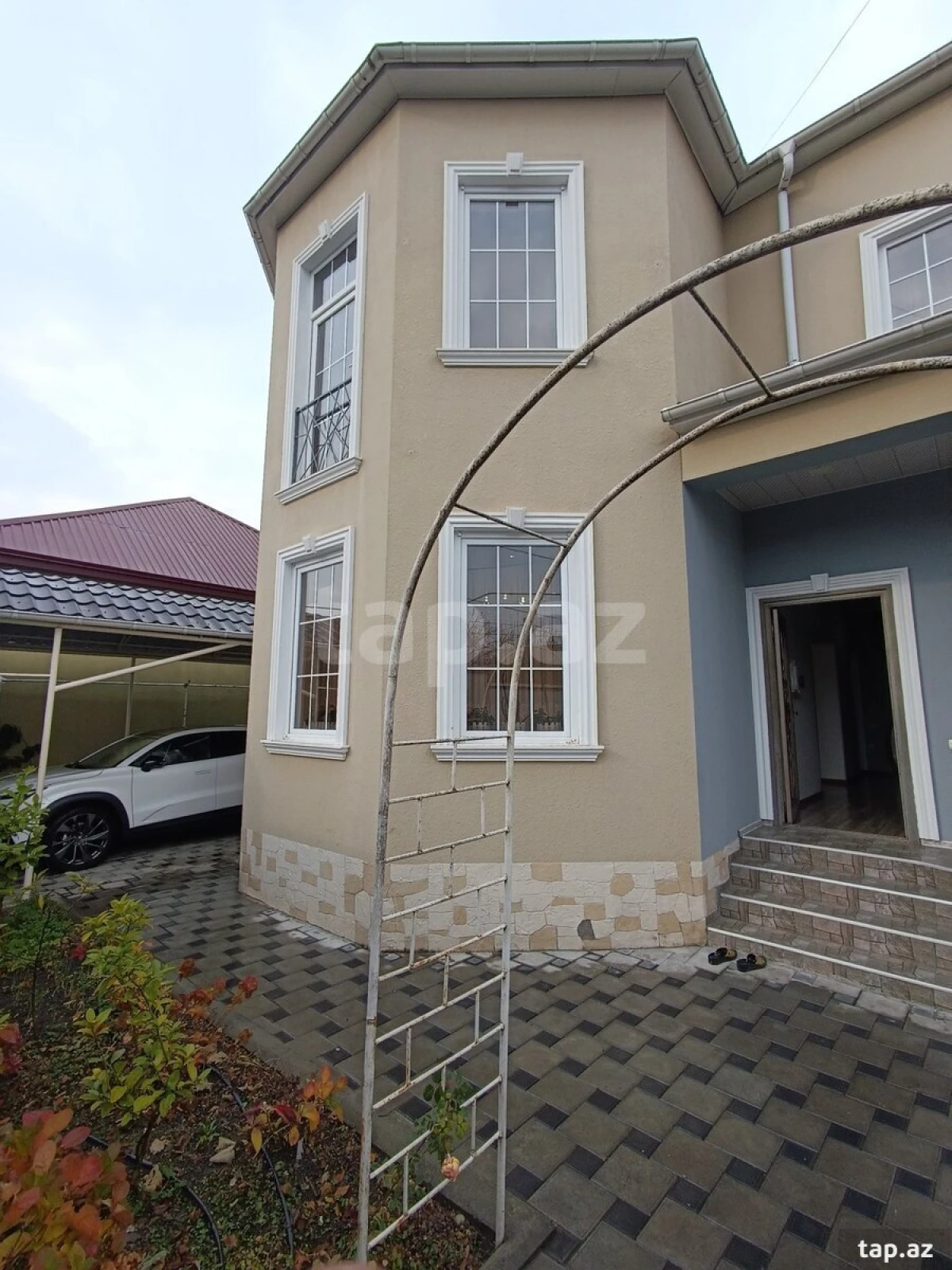 Satılır 6 otaqlı həyət evi