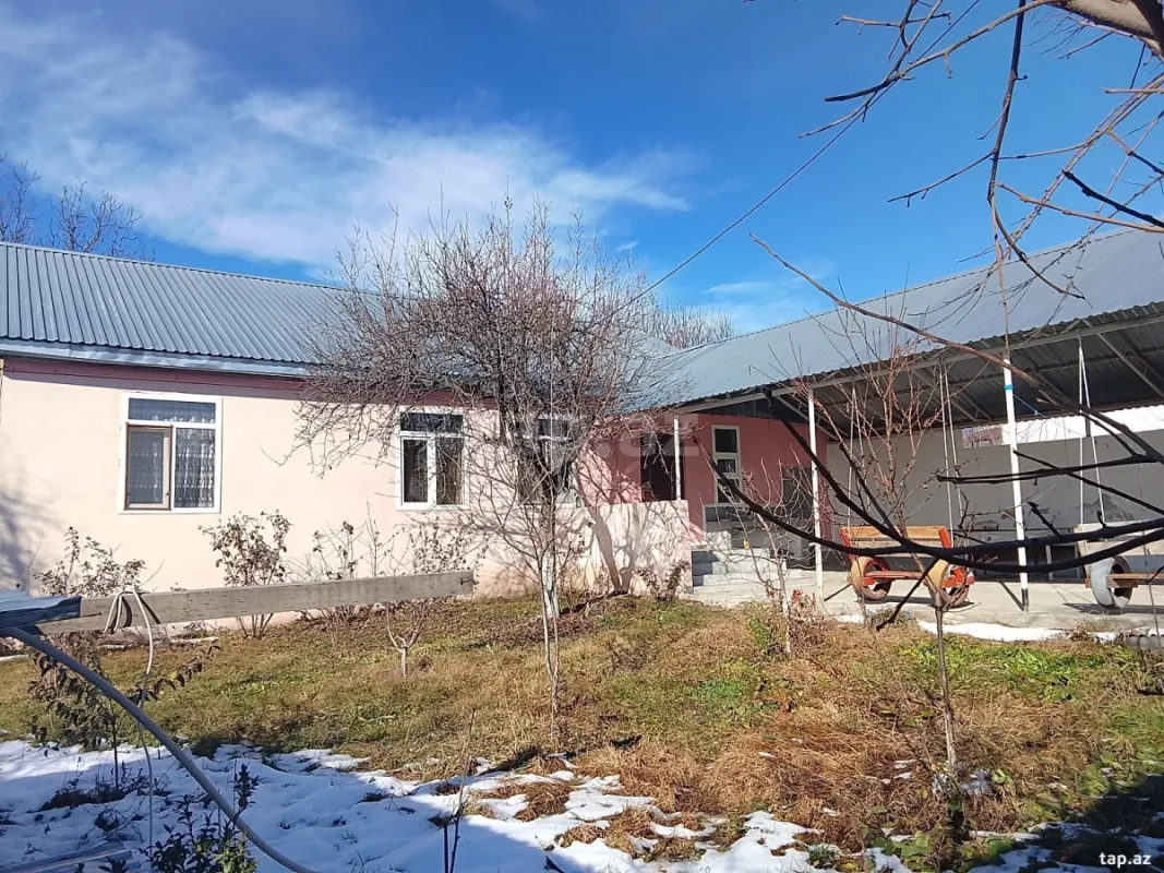 Satılır 5 otaqlı həyət evi