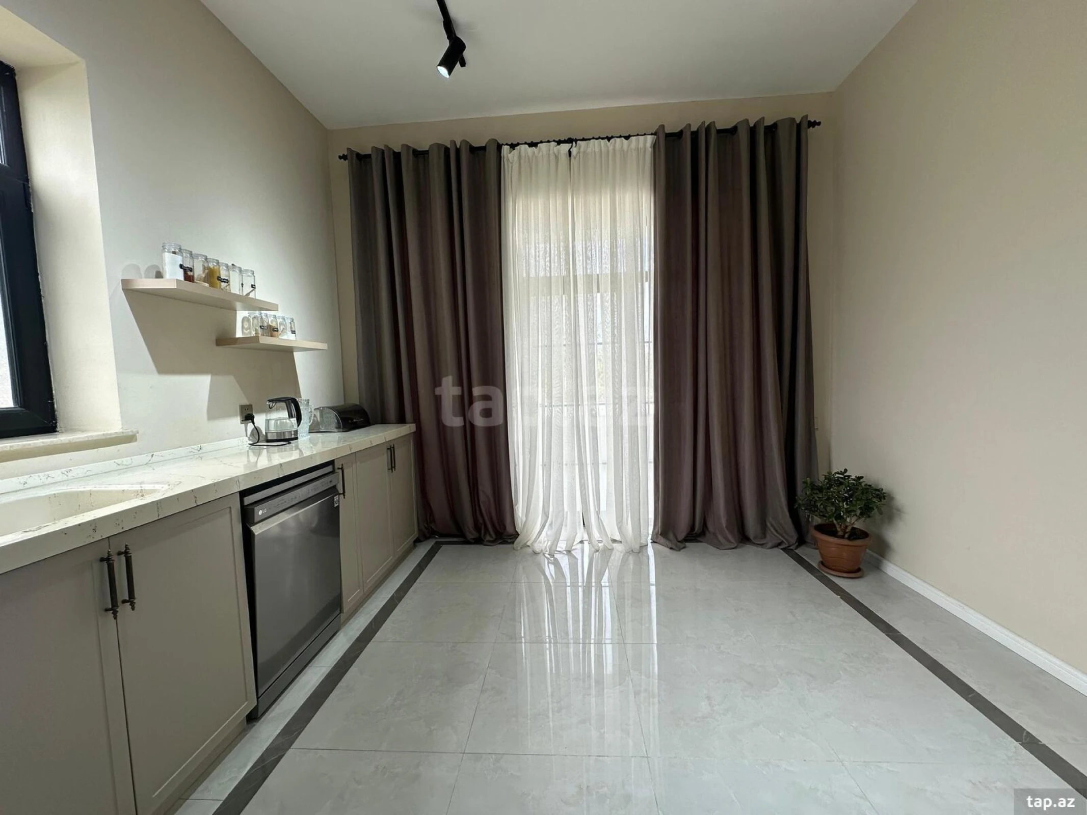Satılır 4 otaqlı həyət evi