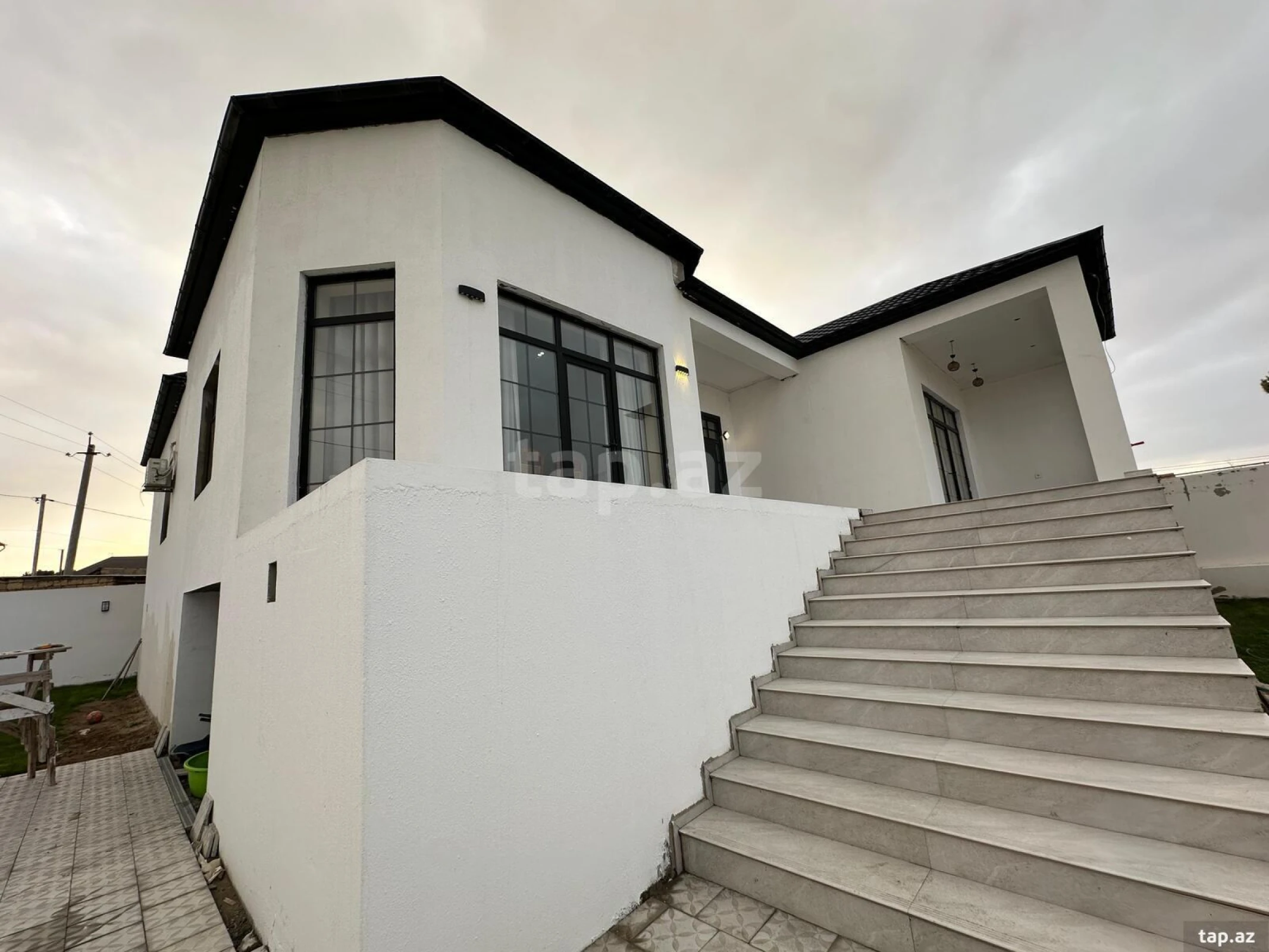 Satılır 4 otaqlı həyət evi