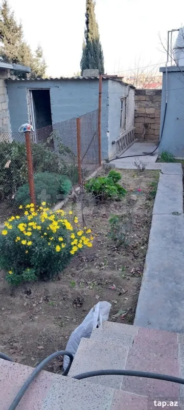 Satılır 10 otaqlı həyət evi