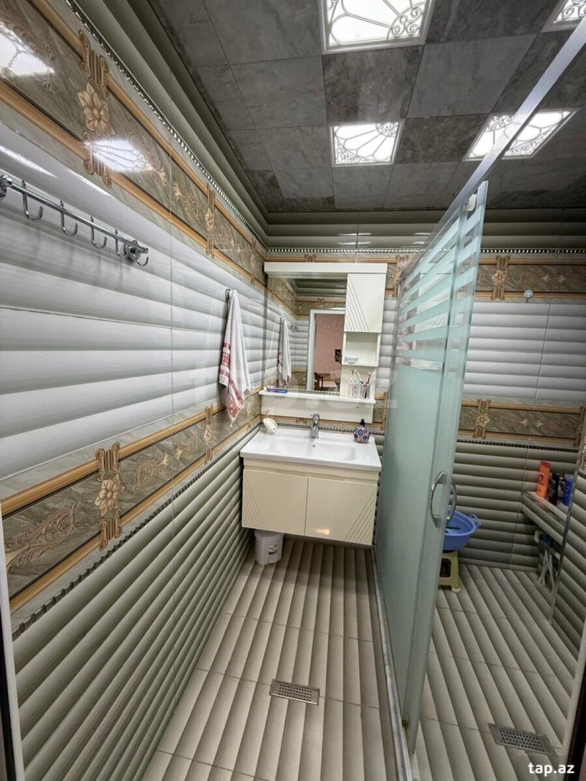 Satılır 10 otaqlı həyət evi