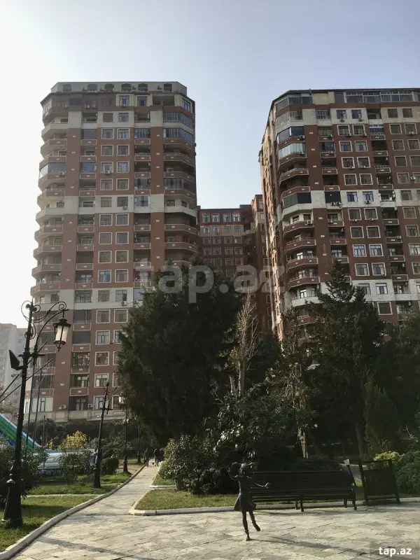 Satılır 4 otaqlı yeni tikili 130 m²