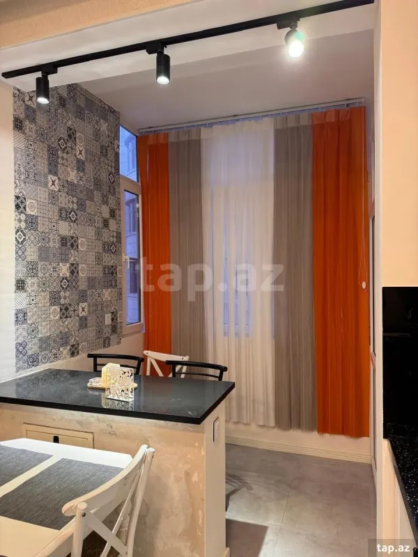 Kirayə verilir 3 otaqlı yeni tikili 140 m²