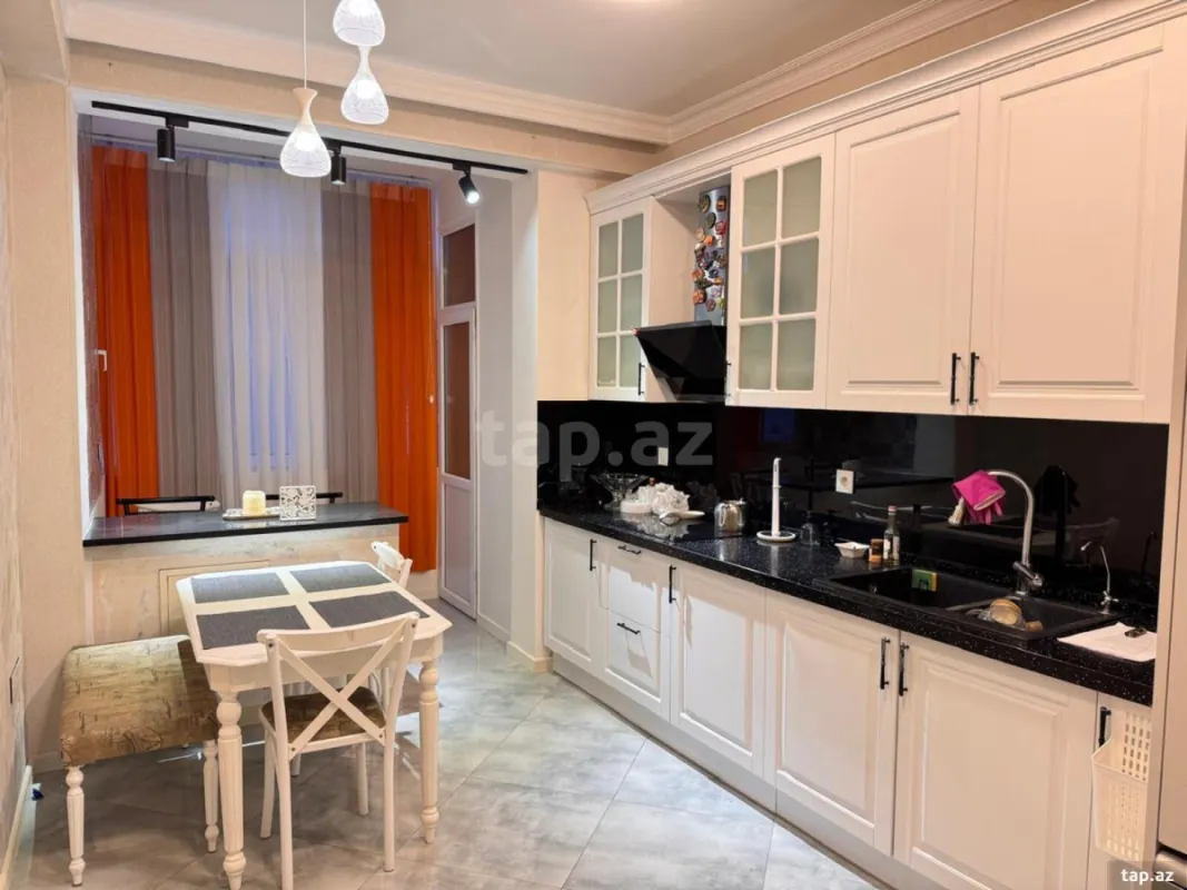 Kirayə verilir 3 otaqlı yeni tikili 140 m²