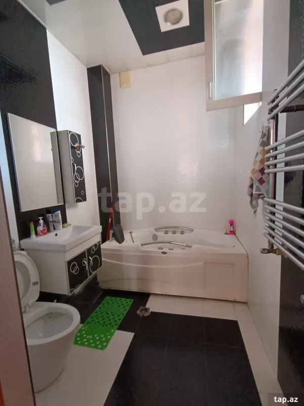 Satılır 7 otaqlı həyət evi