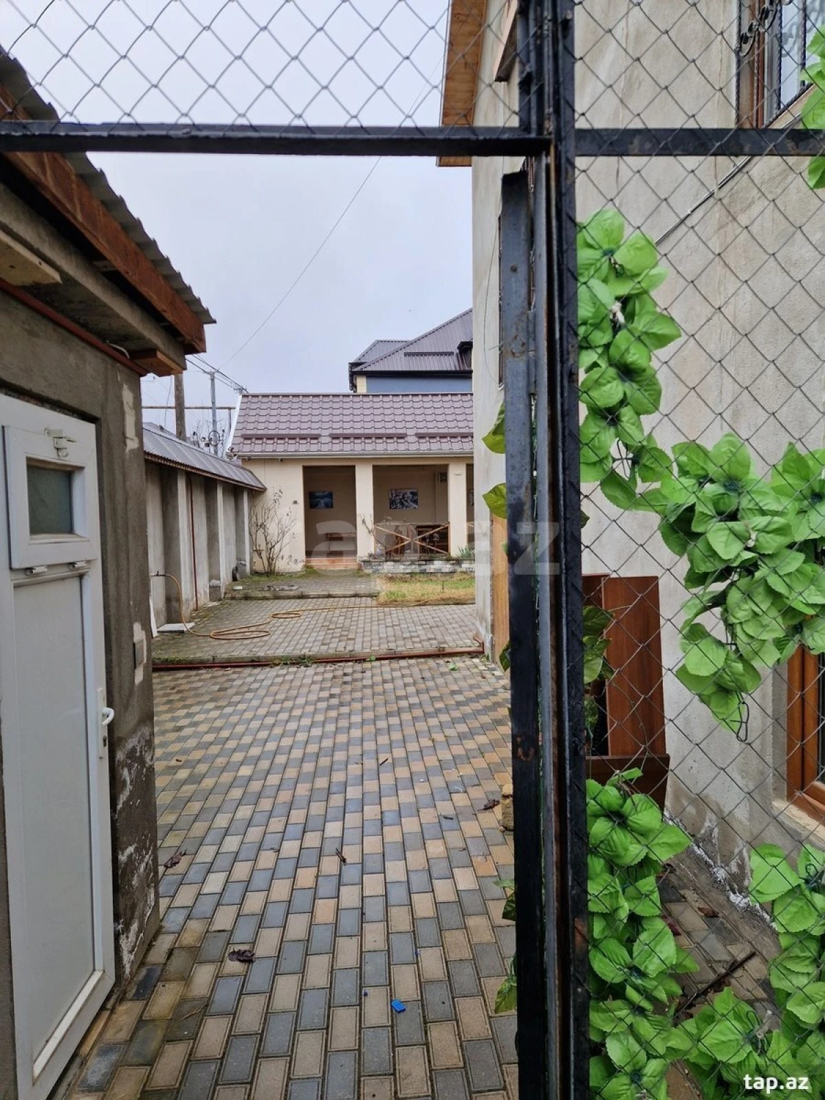 Satılır 6 otaqlı həyət evi