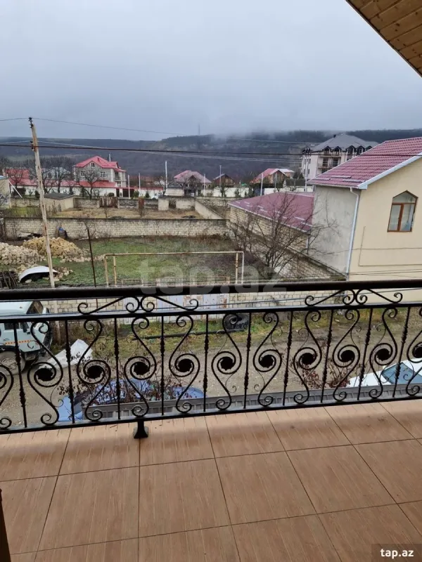 Satılır 6 otaqlı həyət evi