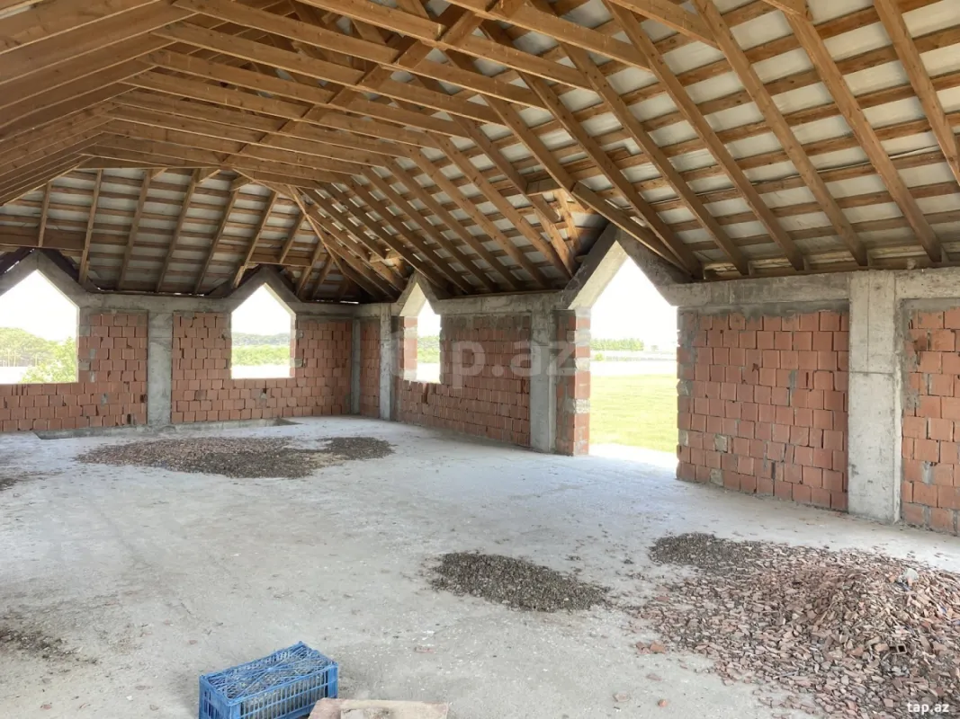 Satılır 8 otaqlı həyət evi