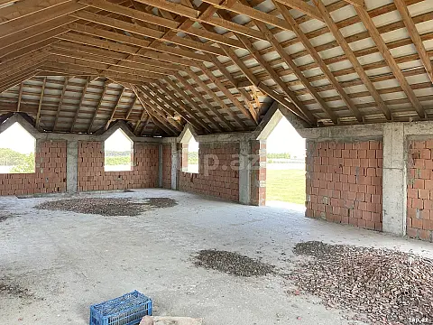 Satılır 8 otaqlı həyət evi