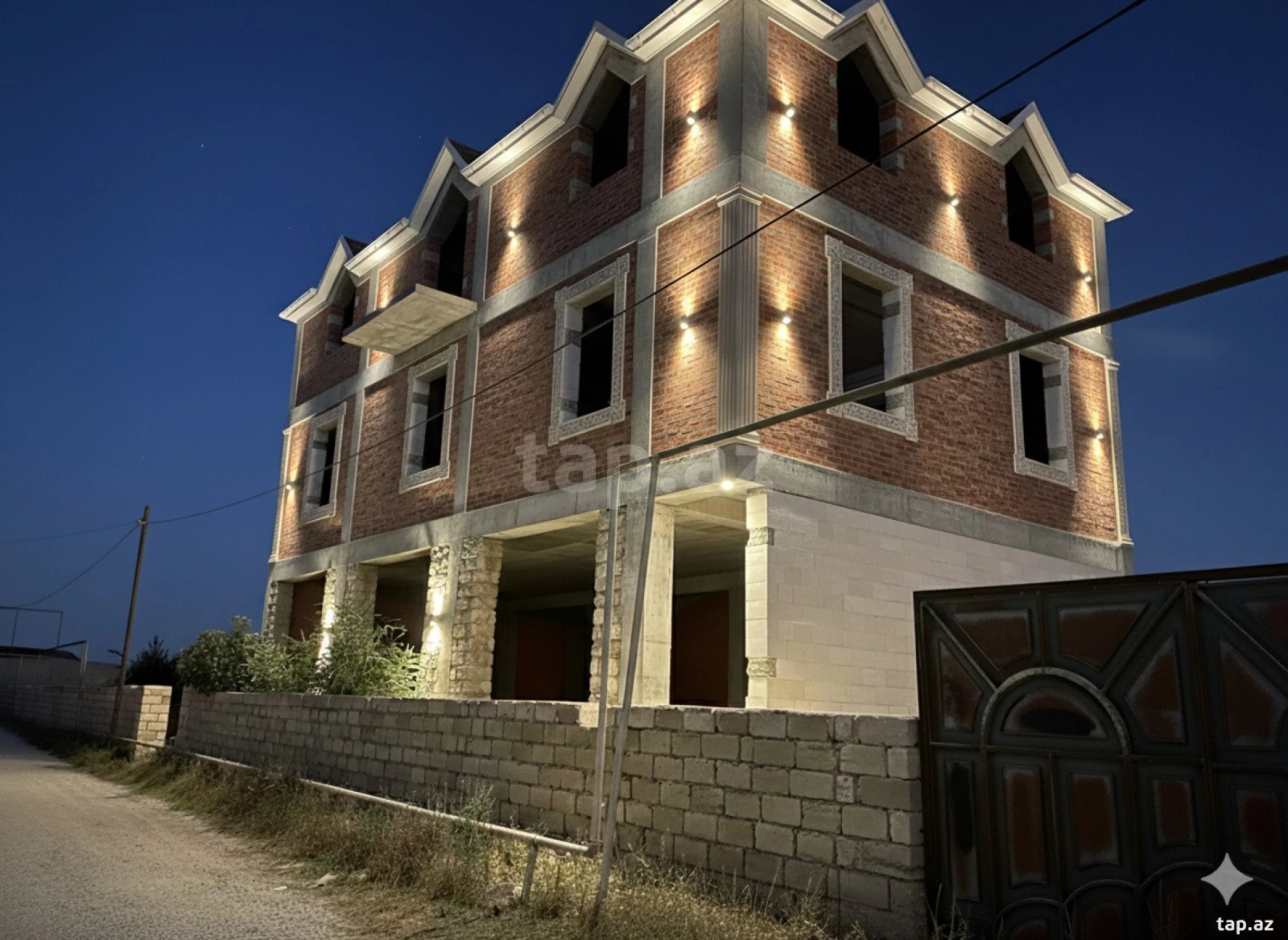 Satılır 8 otaqlı həyət evi
