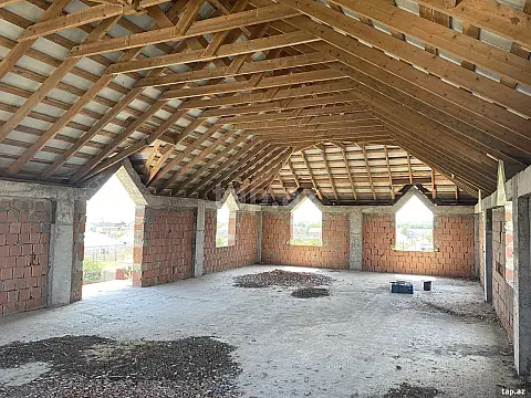 Satılır 8 otaqlı həyət evi