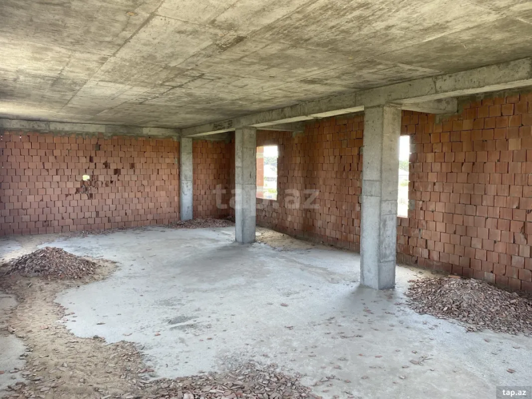 Satılır 8 otaqlı həyət evi