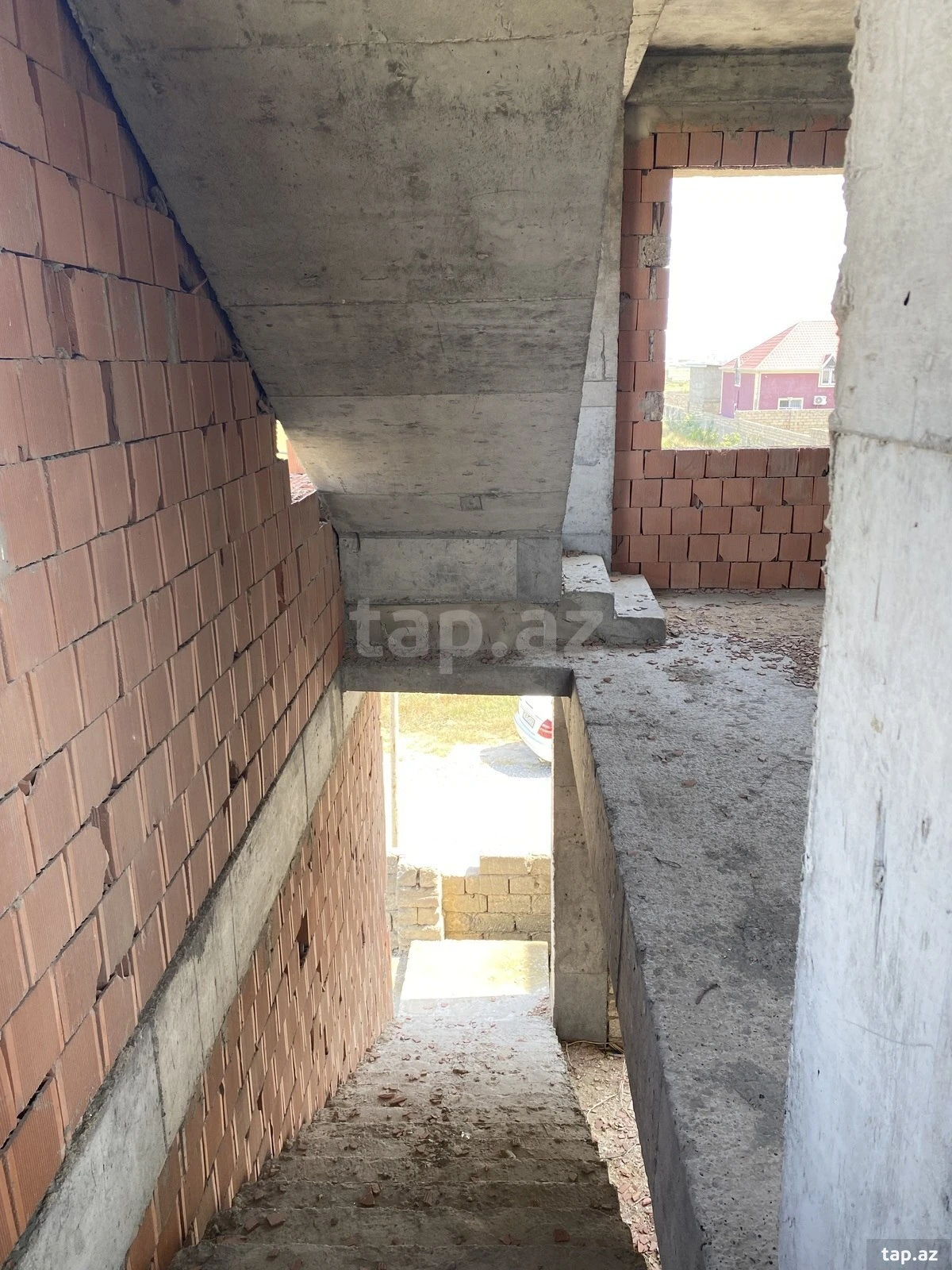 Satılır 8 otaqlı həyət evi