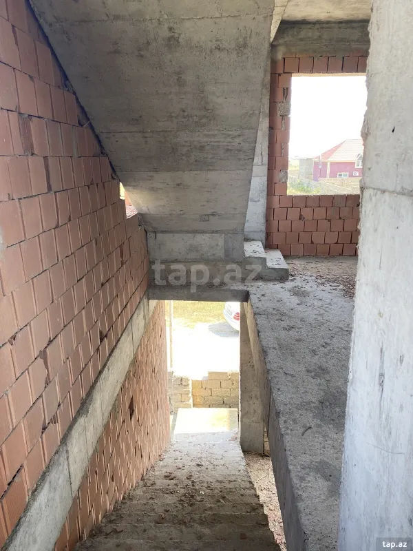 Satılır 8 otaqlı həyət evi