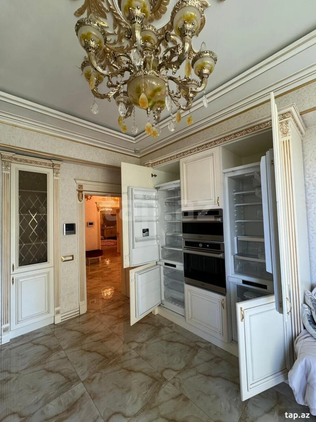 Kirayə verilir 3 otaqlı yeni tikili 160 m²