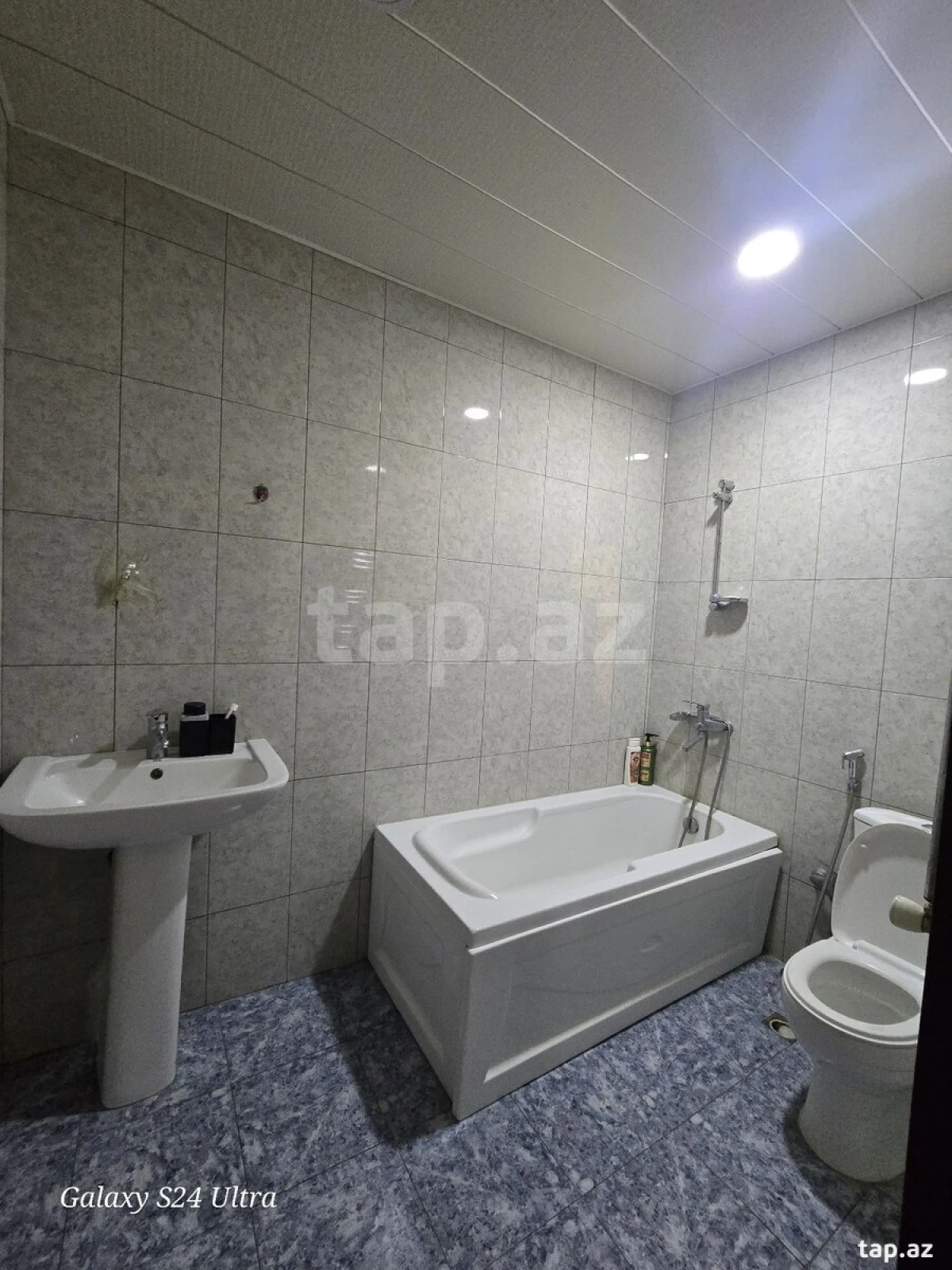 Kirayə verilir 3 otaqlı yeni tikili 70 m²