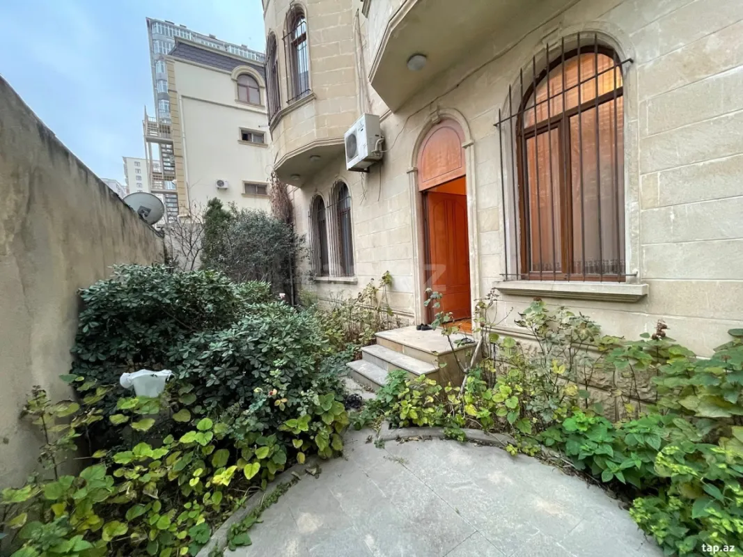 Satılır 20 otaqlı həyət evi