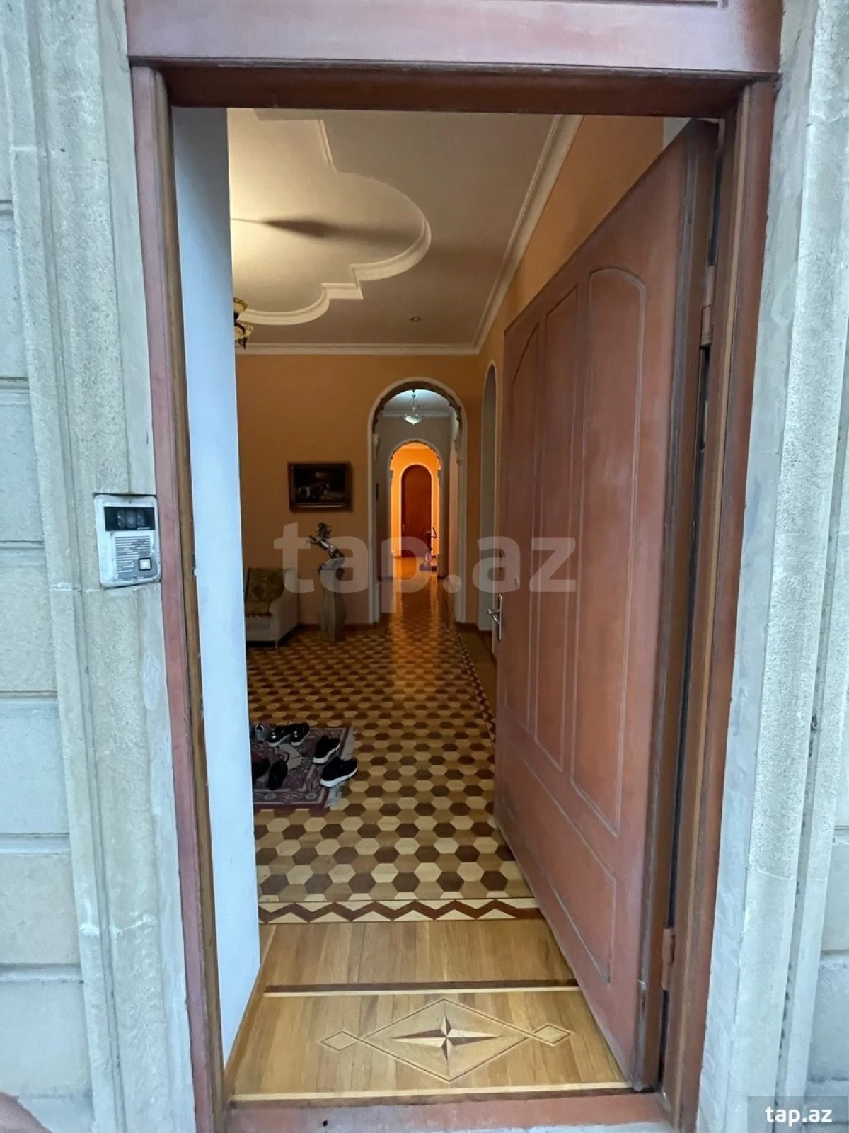 Satılır 20 otaqlı həyət evi