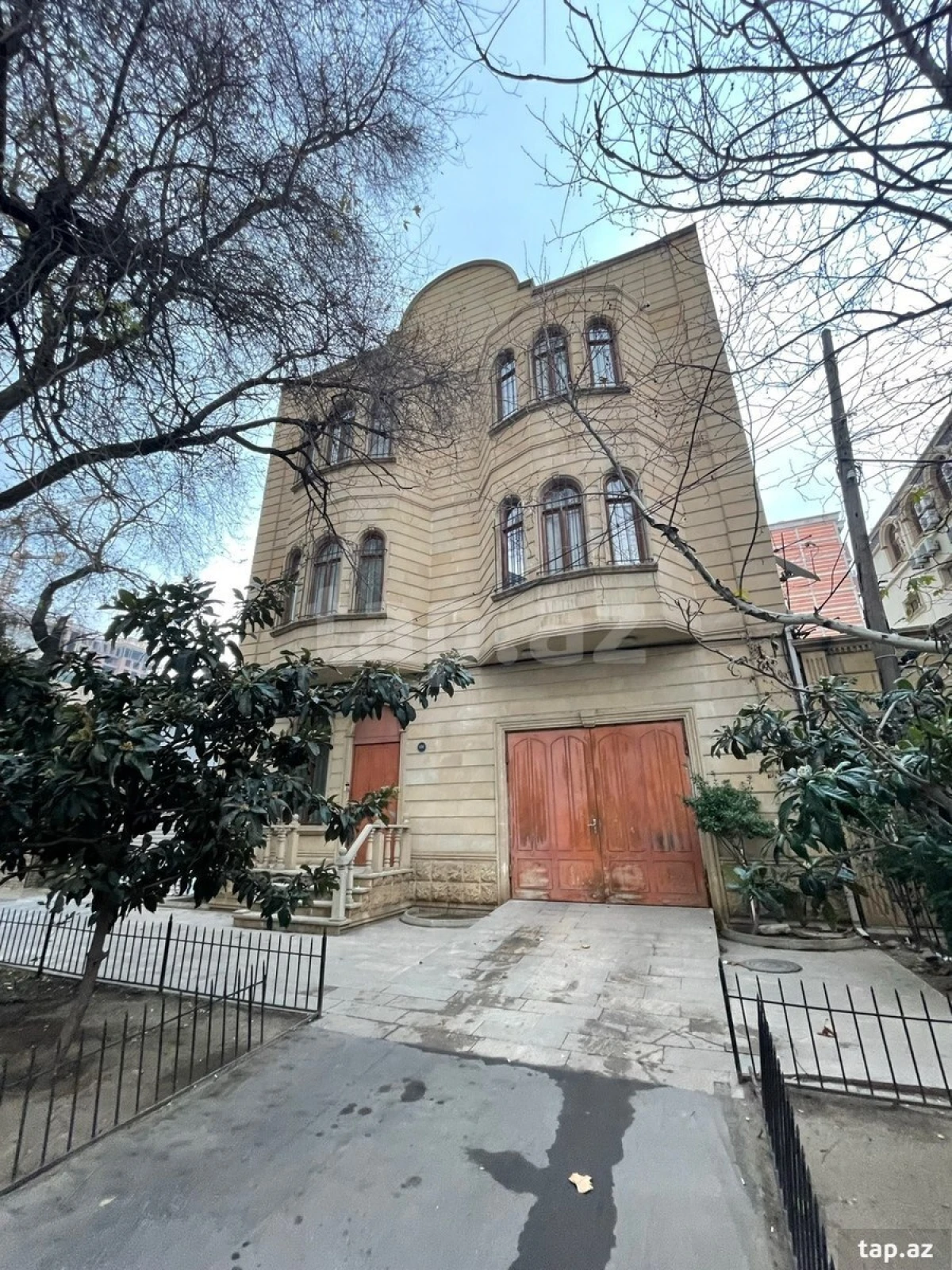 Satılır 20 otaqlı həyət evi