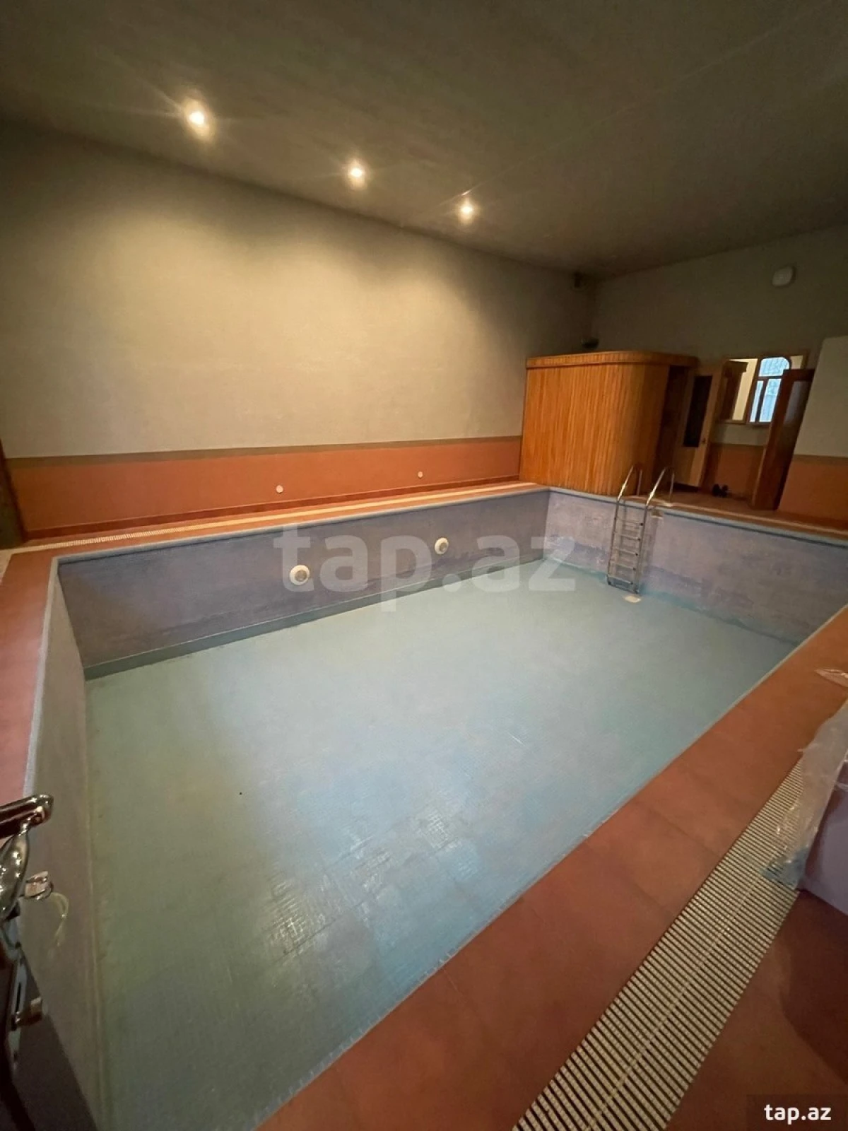 Satılır 20 otaqlı həyət evi