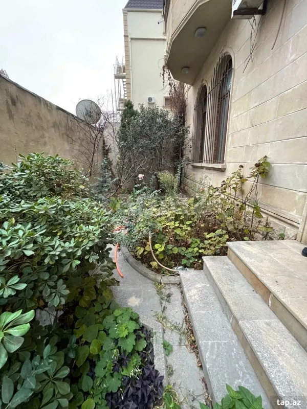 Satılır 20 otaqlı həyət evi