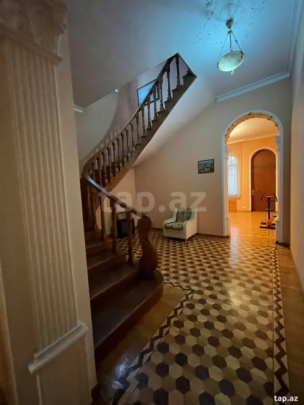 Satılır 20 otaqlı həyət evi