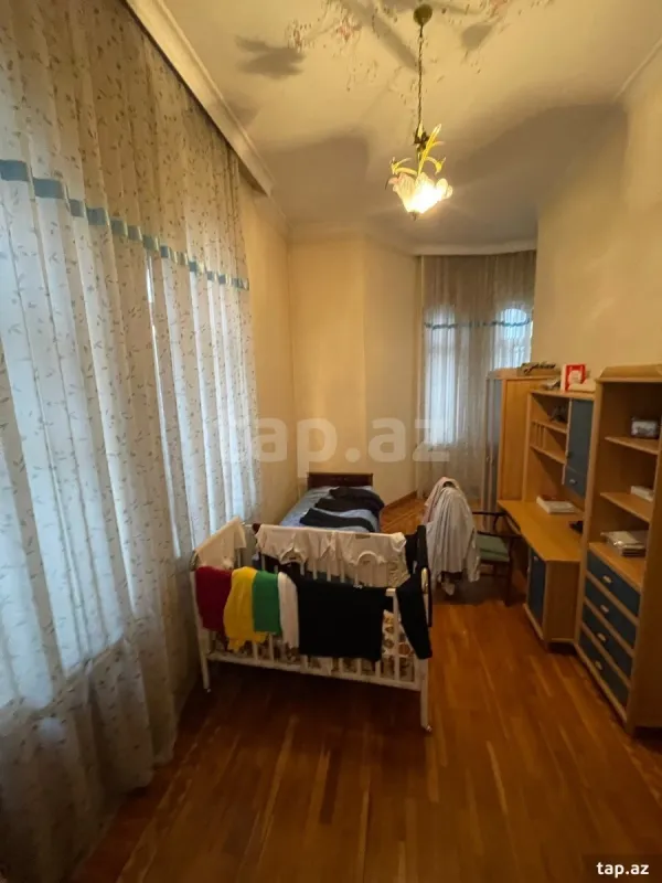 Satılır 20 otaqlı həyət evi