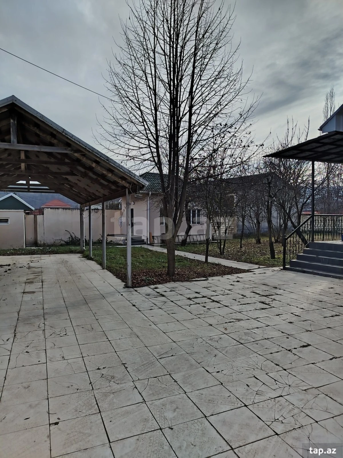 Satılır 5 otaqlı həyət evi