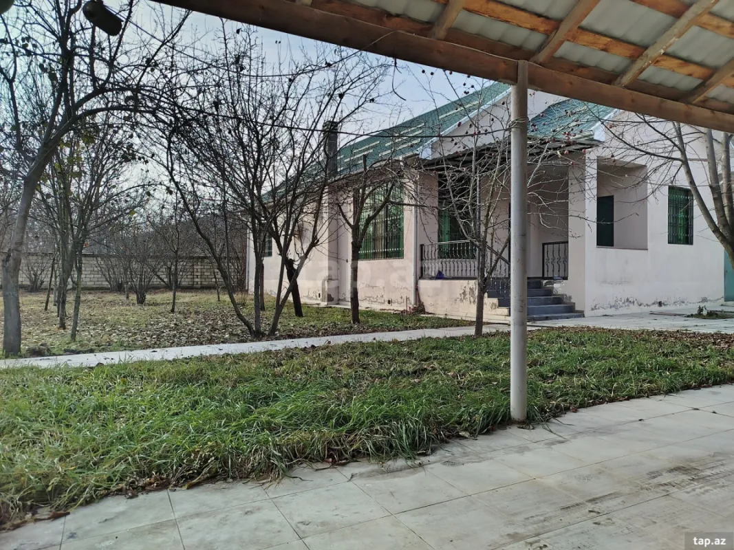 Satılır 5 otaqlı həyət evi