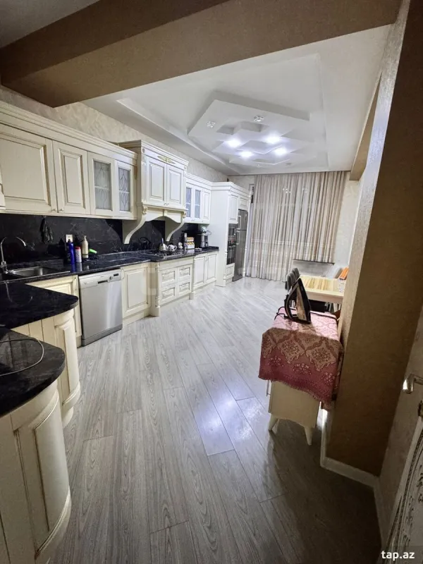 Satılır 4 otaqlı yeni tikili 155.8 m²