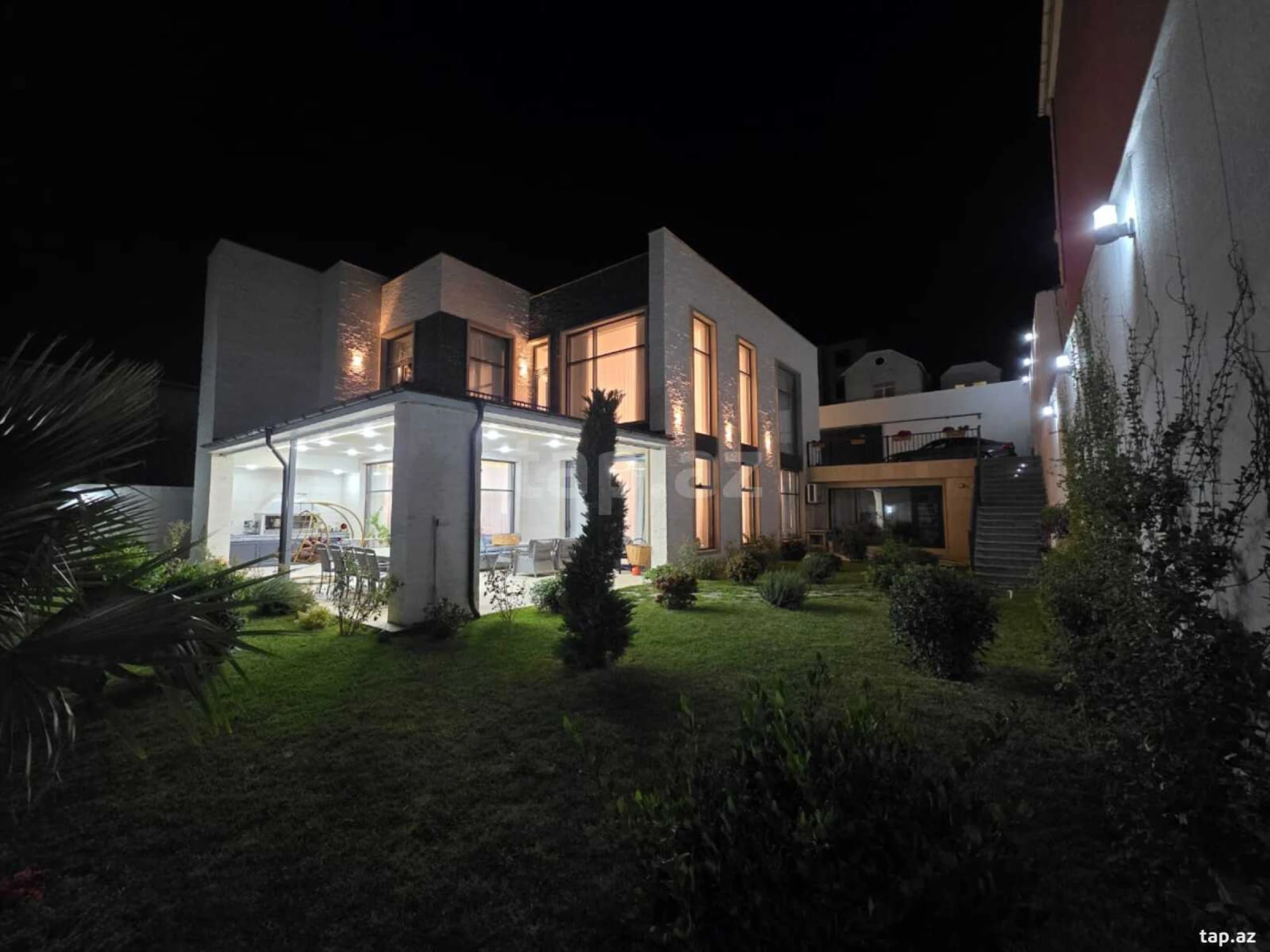 Satılır 8 otaqlı həyət evi