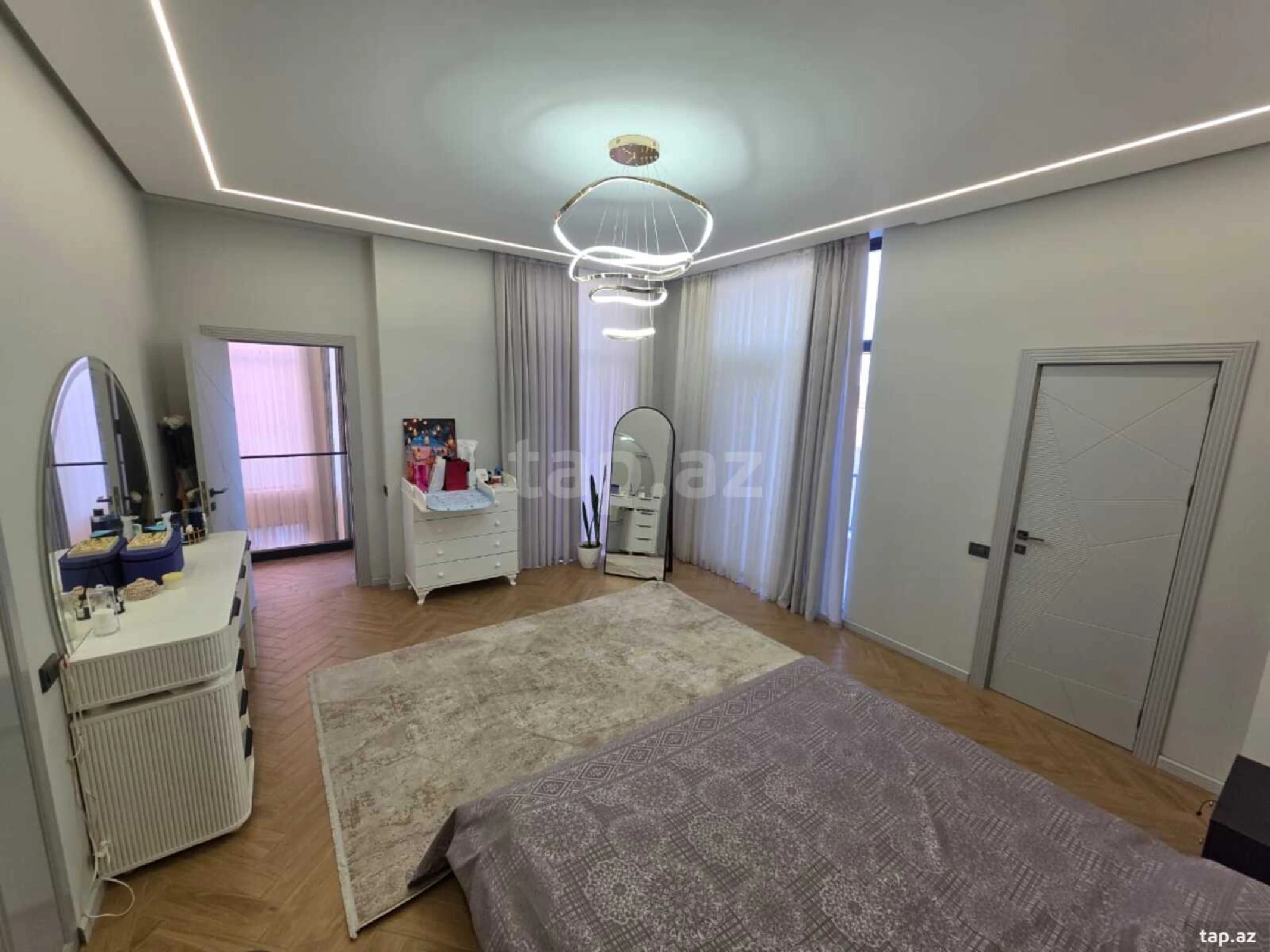 Satılır 8 otaqlı həyət evi