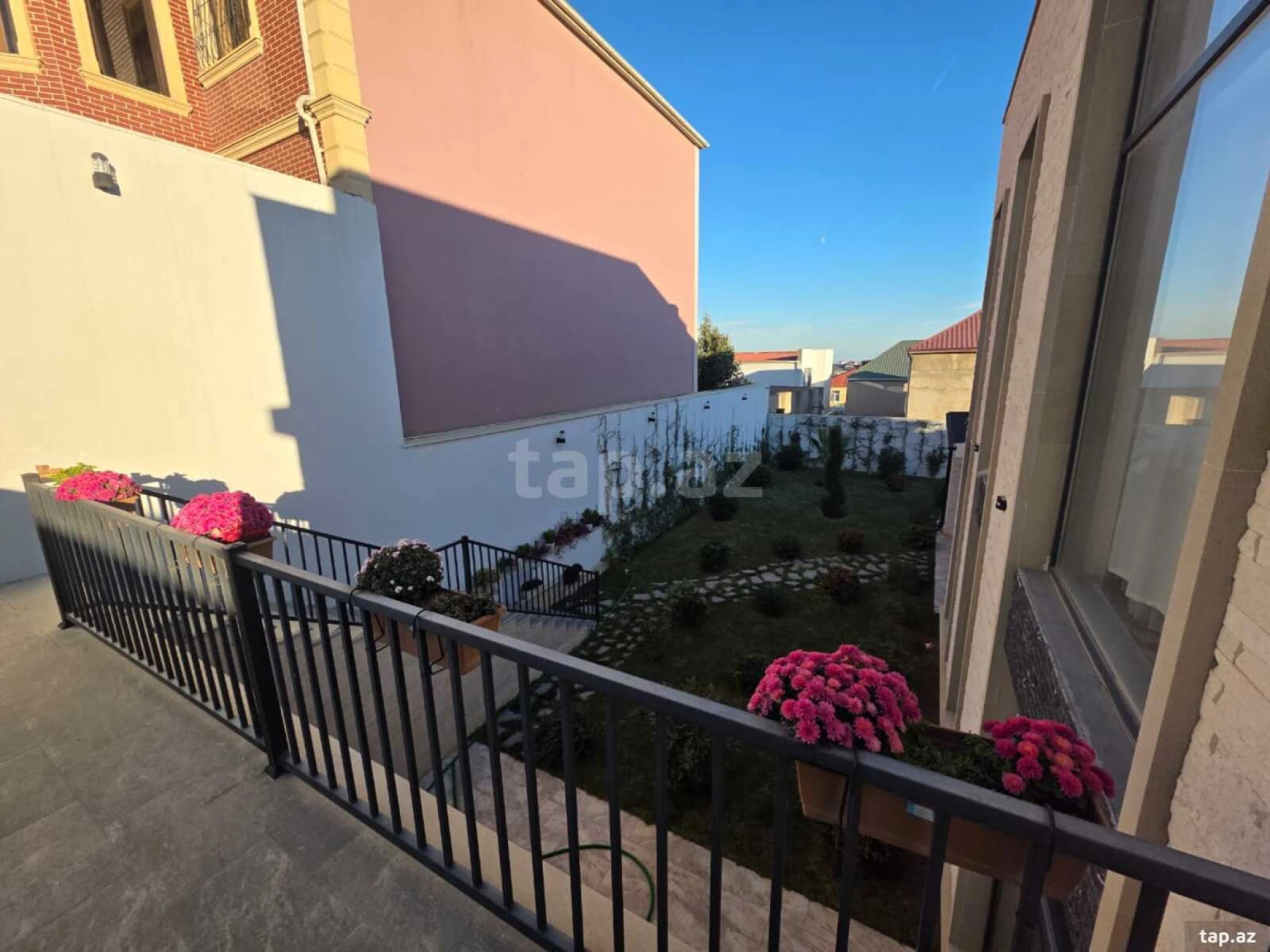 Satılır 8 otaqlı həyət evi