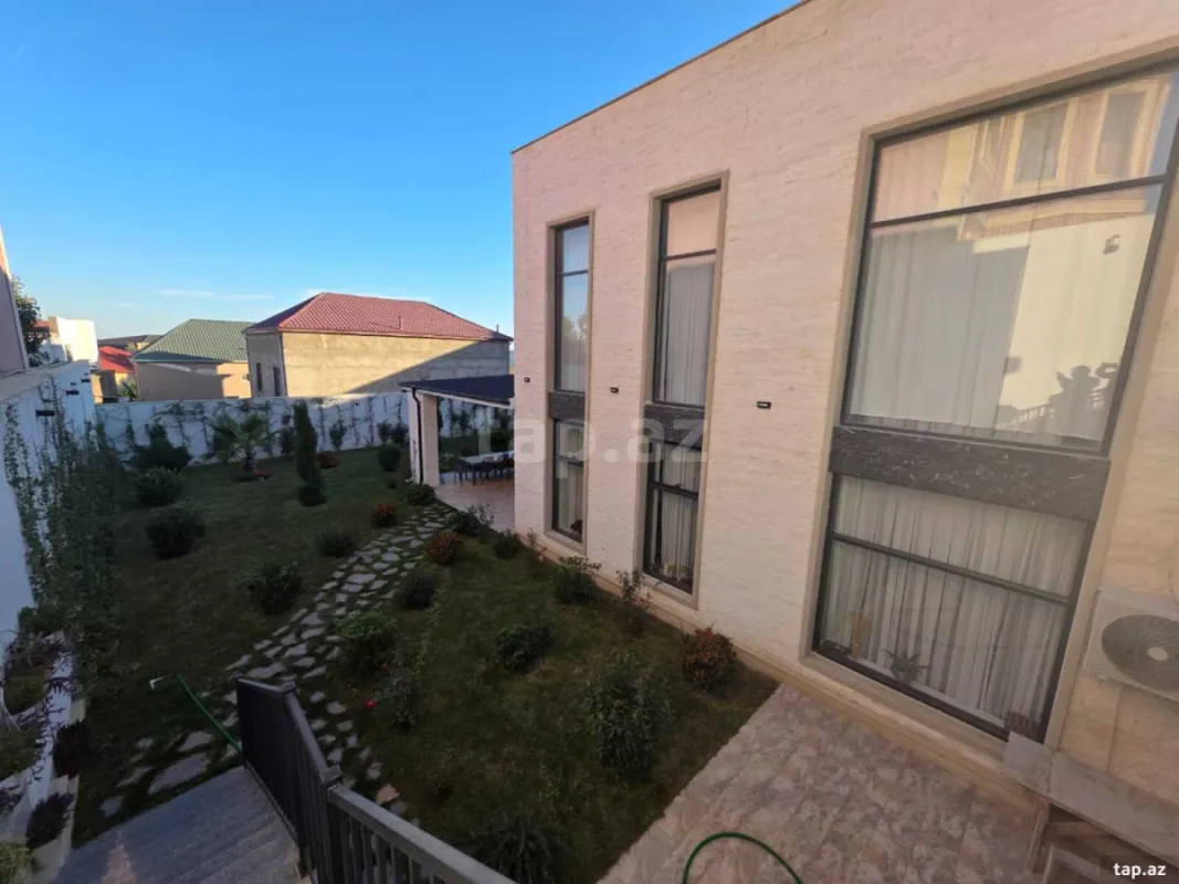 Satılır 8 otaqlı həyət evi