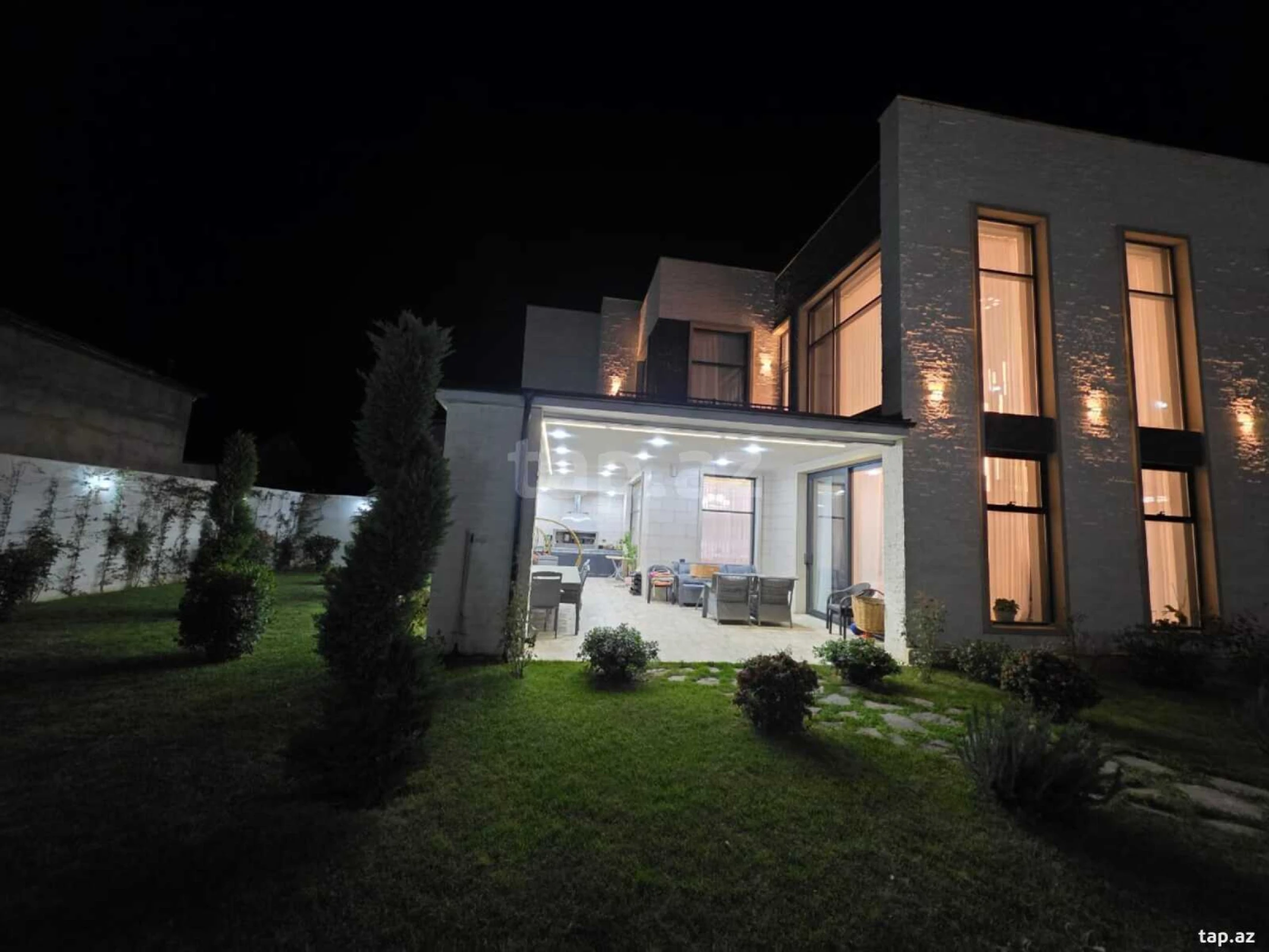 Satılır 8 otaqlı həyət evi