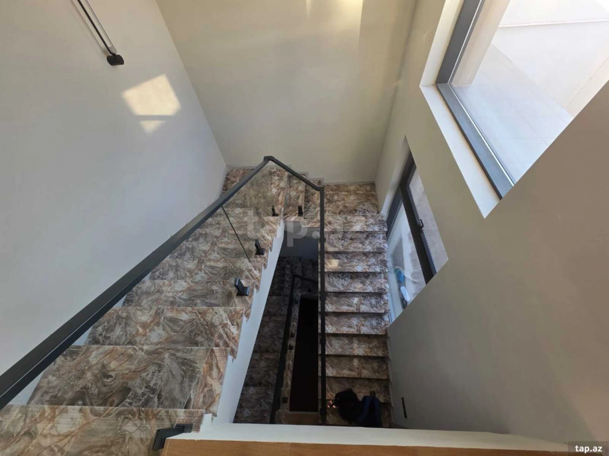 Satılır 8 otaqlı həyət evi