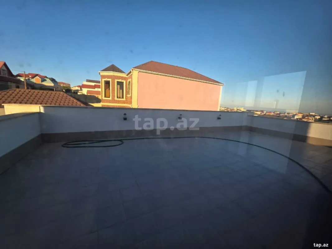 Satılır 8 otaqlı həyət evi