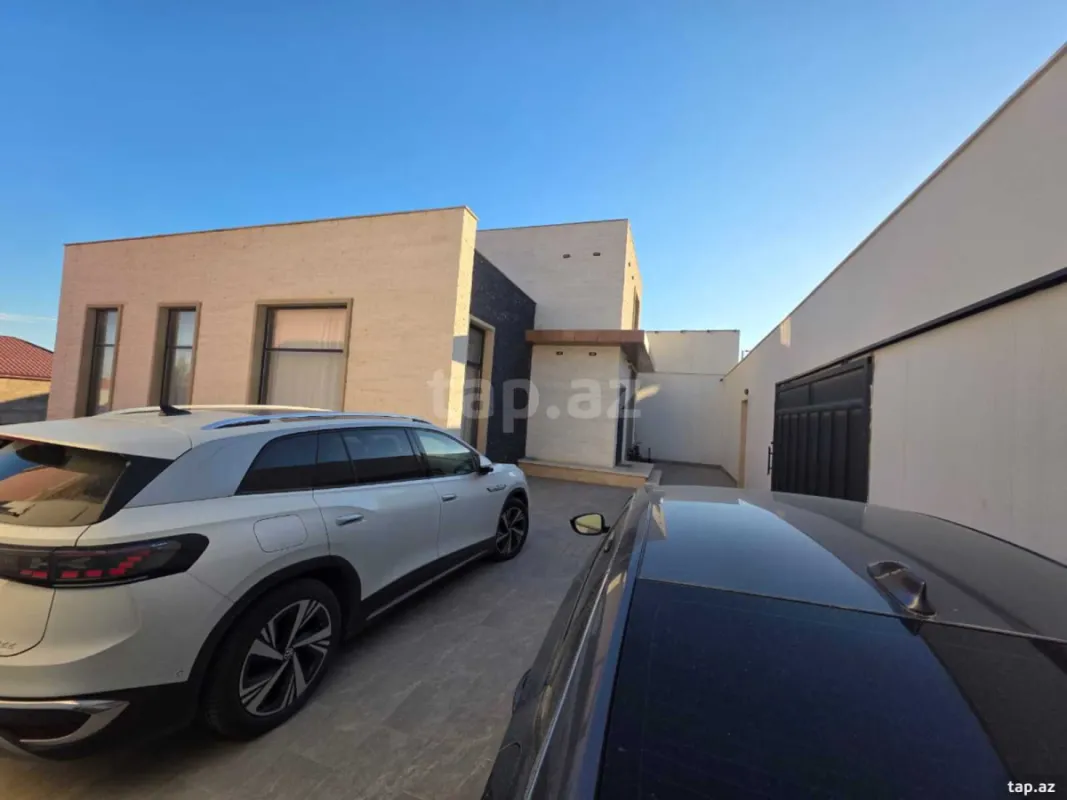 Satılır 8 otaqlı həyət evi