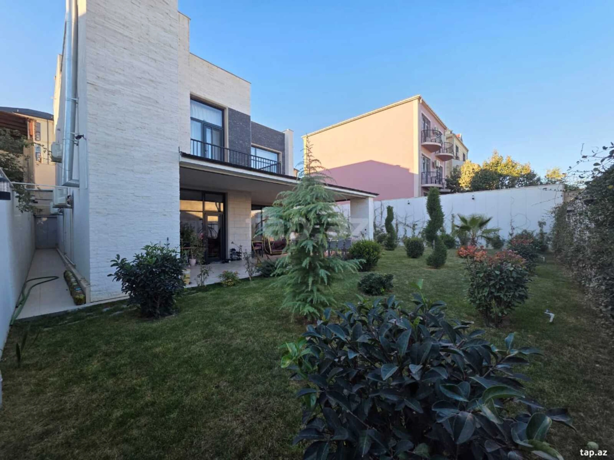 Satılır 8 otaqlı həyət evi